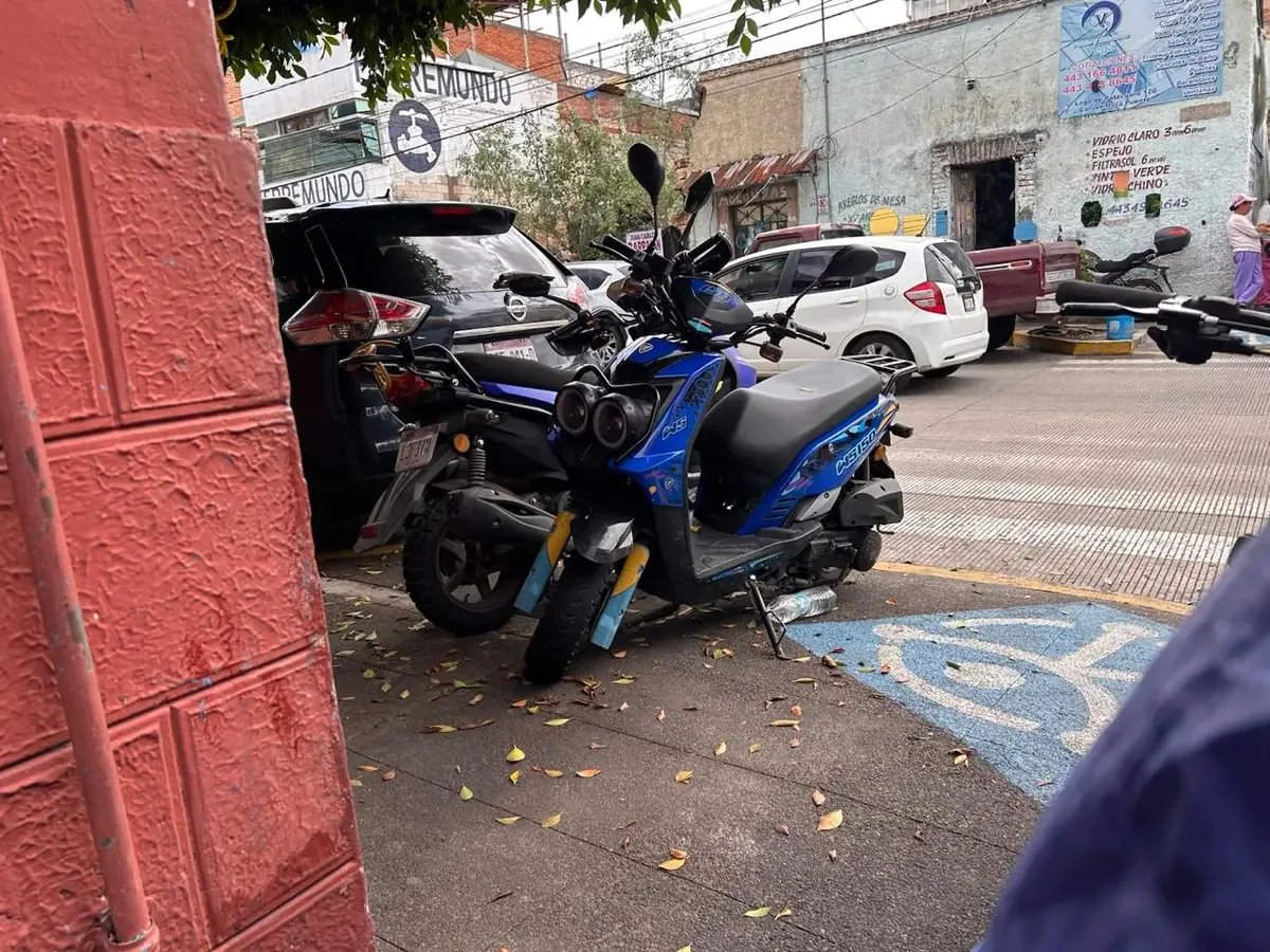Banquetas de Ventura Puente impiden el paso de peatones en Morelia