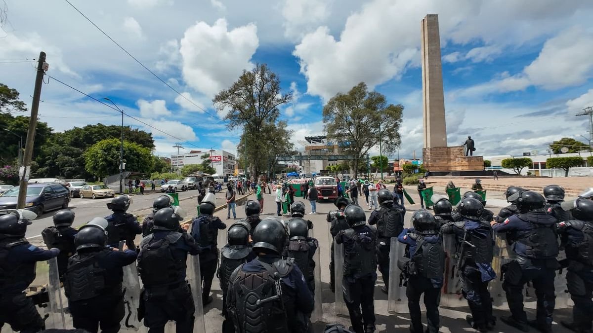 Cerca de 300 policías mantienen operativo para impedir plantón del FNLS en Morelia