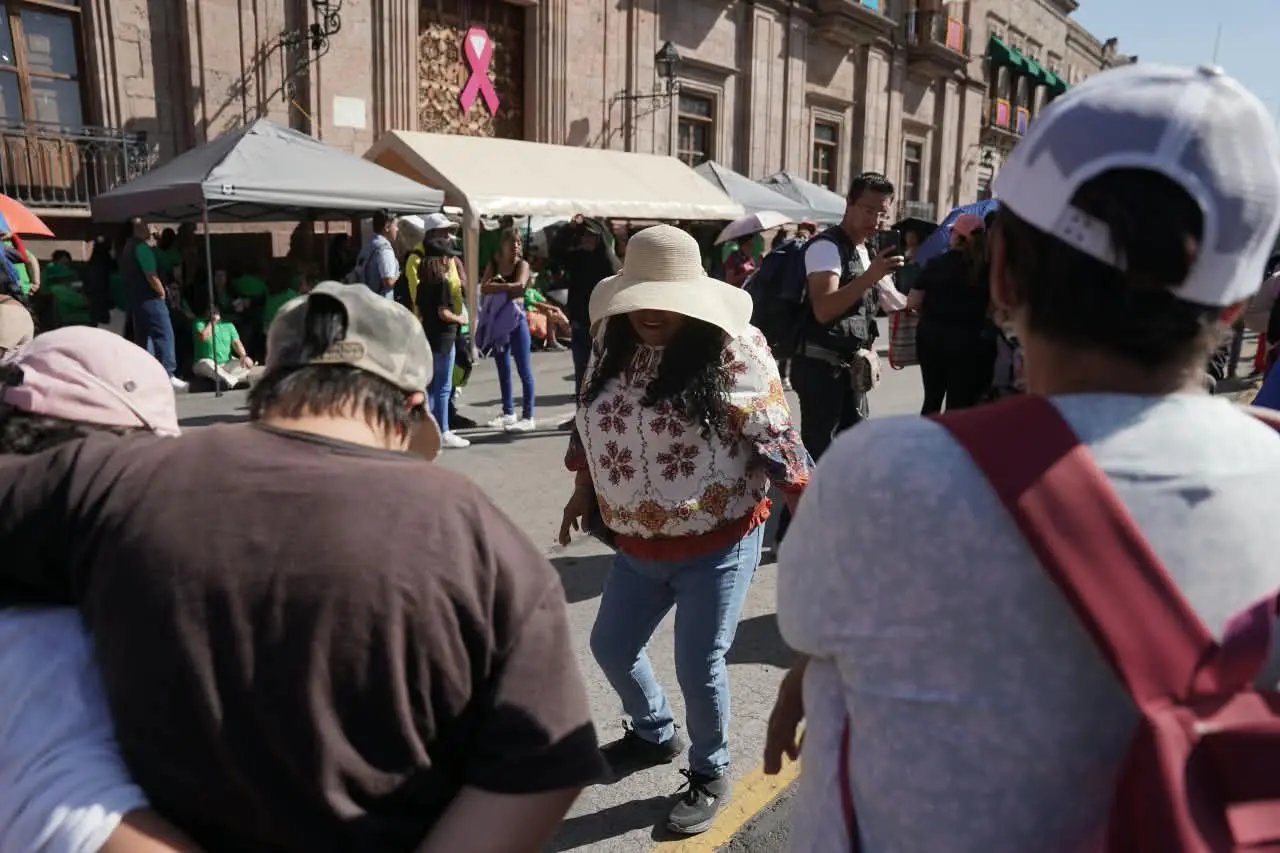 Con música y protestas, toman el Palacio de Gobierno de Morelia para exigir agua potable