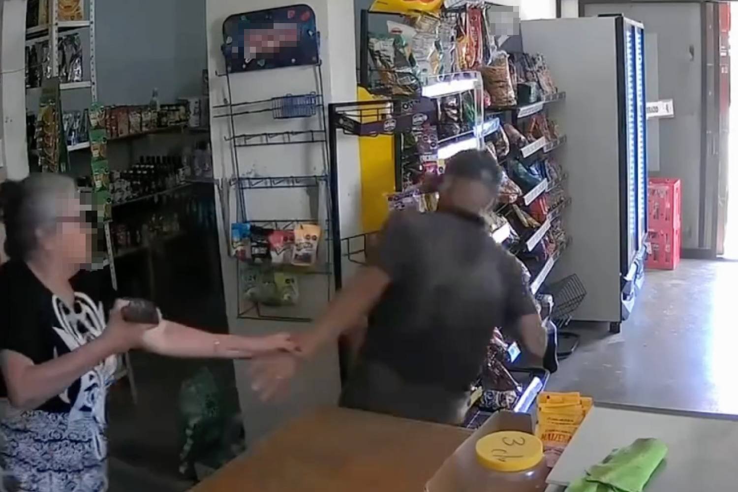 Roban 2,000 pesos de miscelánea en La Paz; dueña del negocio intentó detener al ladrón