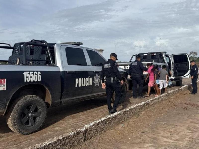 Policía Estatal brinda auxilio en zonas afectadas por lluvias en Sonora