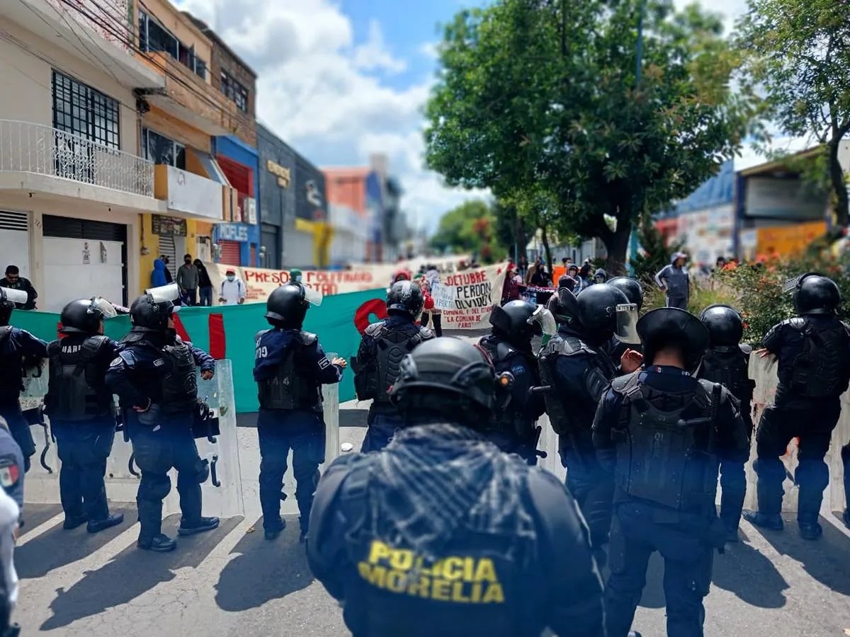 Morelia: tensión entre FNLS y policías en calzada La Huerta