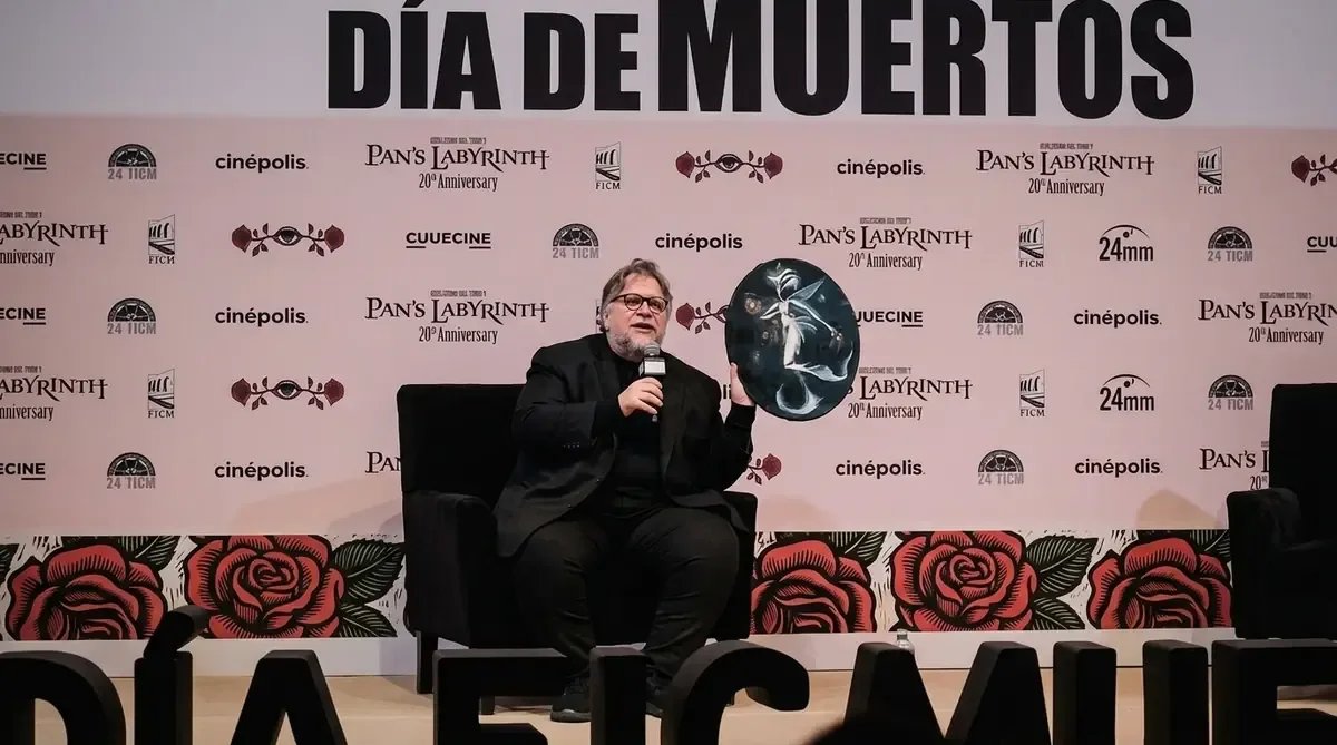 Carolina Pavia entrega obra a Guillermo del Toro en Morelia