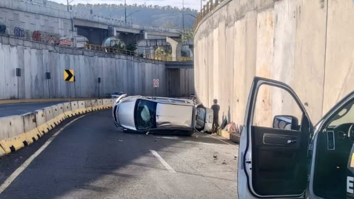 Camioneta sufre accidente en distribuidor vial de Mil Cumbres, en Morelia