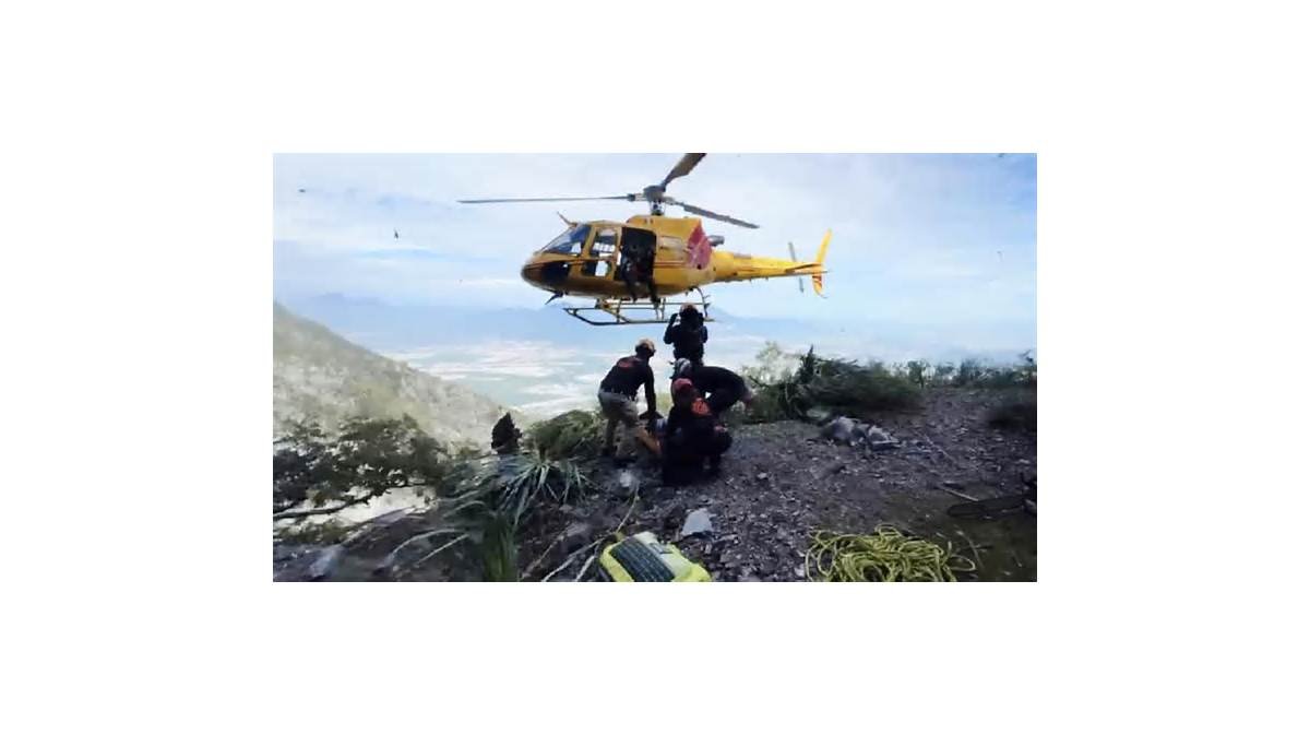 Rescatan en helicóptero a senderista tras caer 20 metros en el Cerro de las Mitras en Monterrey