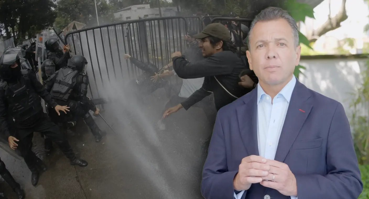 Admite gobernador de Jalisco uso excesivo de la fuerza policial con gas y chorros de agua en manifestación contra el agua sucia de Guadalaja