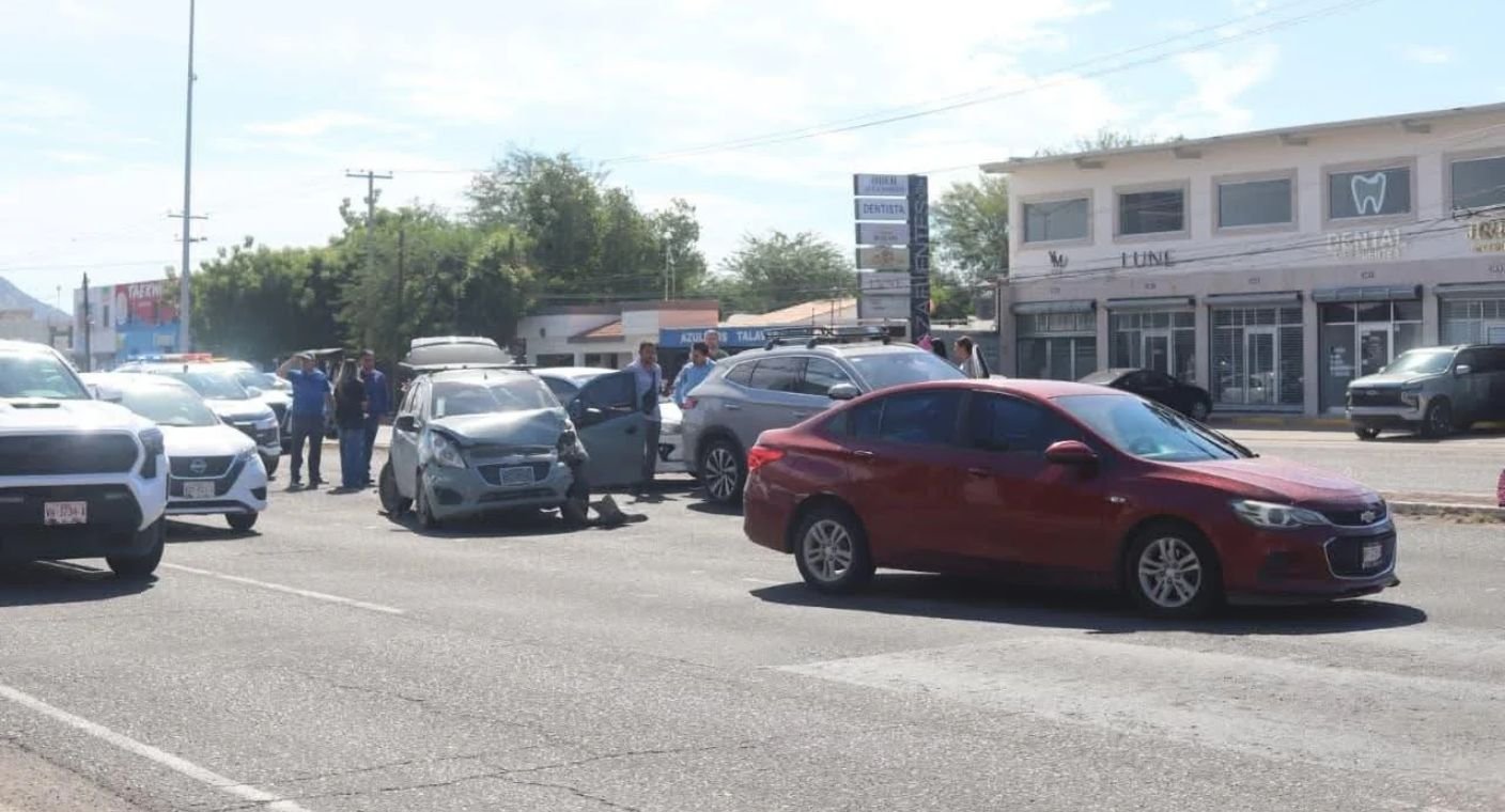 Choque múltiple entre cuatro vehículos deja daños materiales al sur de Hermosillo