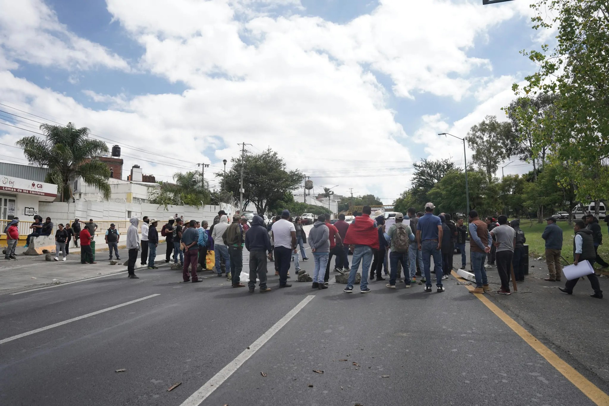 Bloquean habitantes de la ribera de Pátzcuaro el libramiento de Morelia por fondos de Noche de Ánimas