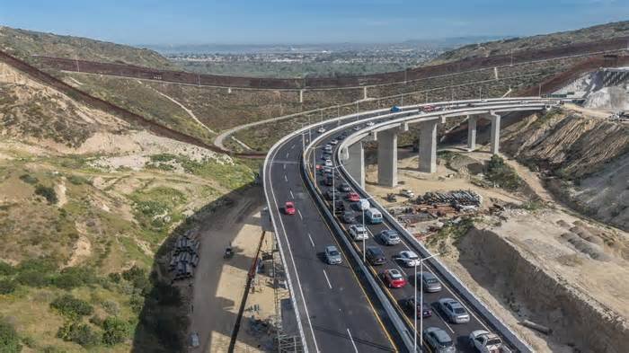 Implan analiza teleférico y conexión del viaducto elevado del aeropuerto en Tijuana