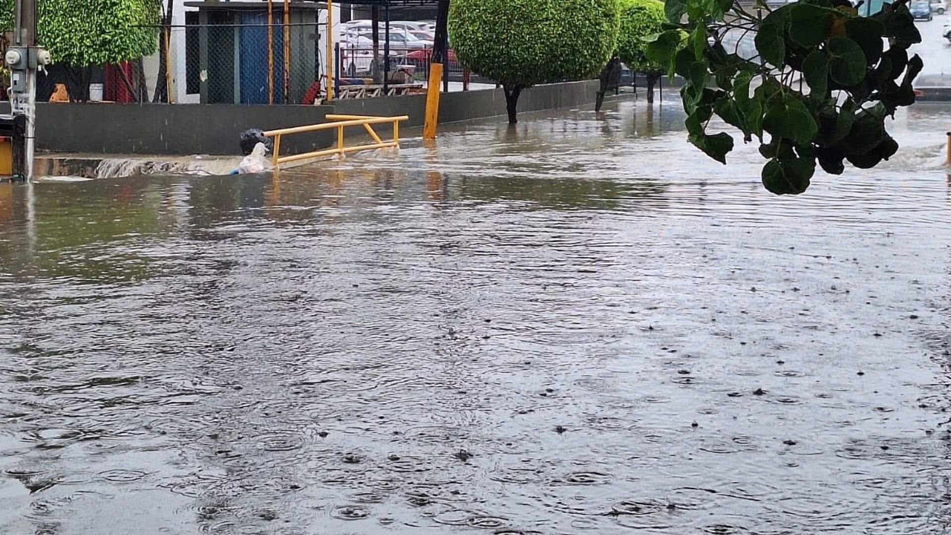 Severos encharcamientos en Avenida Hidalgo por fuertes lluvias