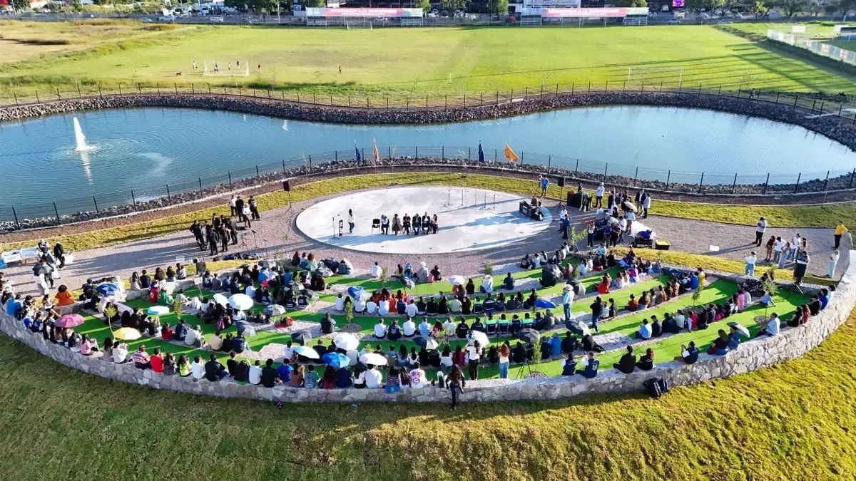 Yarabí Ávila inaugura Teatro al Aire Libre en la UMSNH de Morelia
