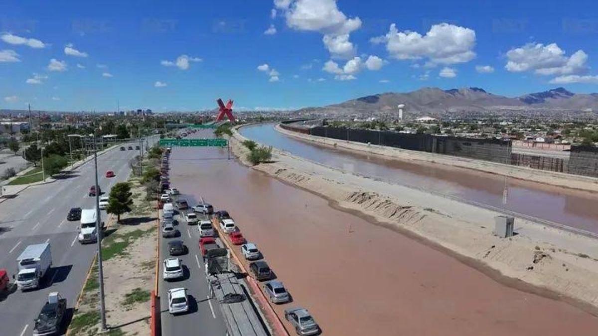 Río Bravo invade avenidas y colonias en Ciudad Juárez