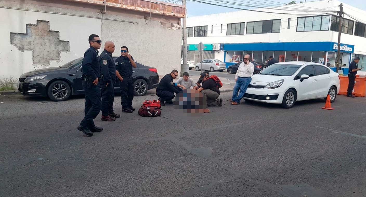 Mujer sufre lesión en la cadera tras ser atropellada frente a estación de Bomberos y Policía en Hermosillo