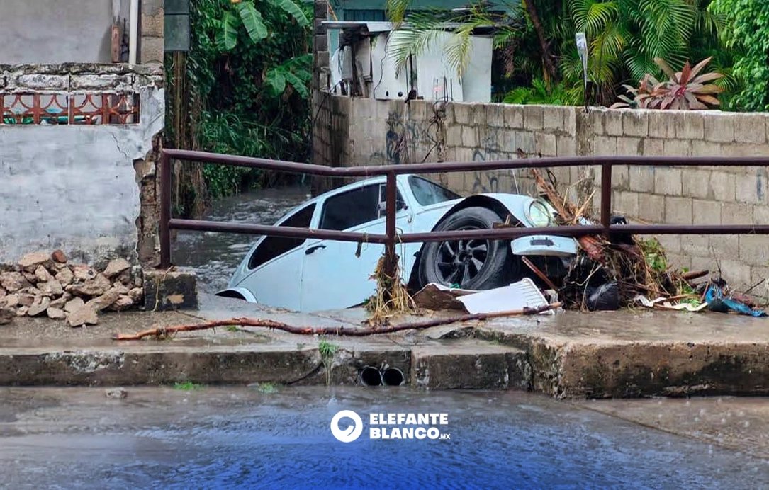 Lluvias inundan calles del sur de Tamaulipas, la corriente arrastró auto a un canal