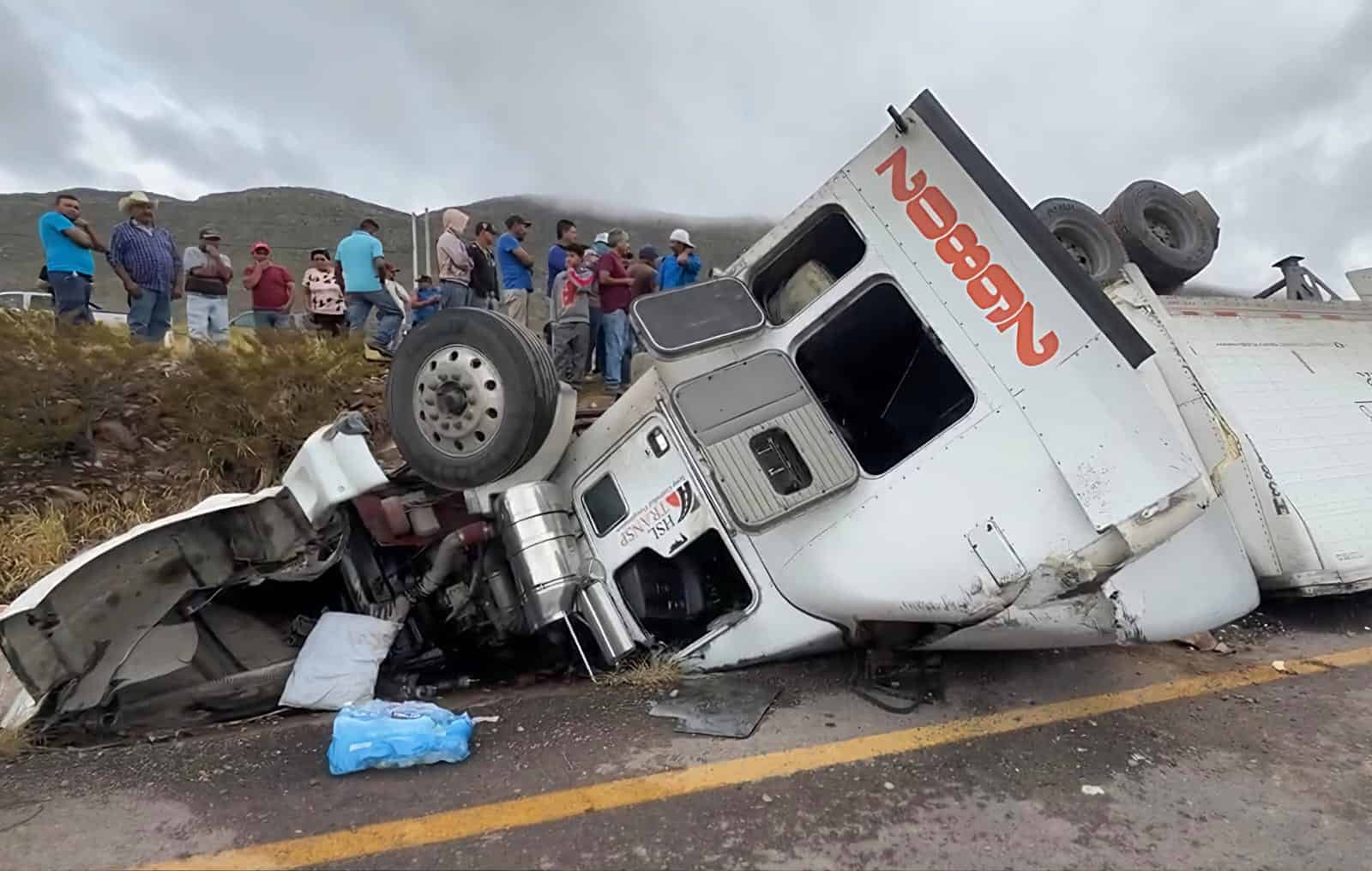 Camión de carne volcado interrumpe circulación en Saltillo