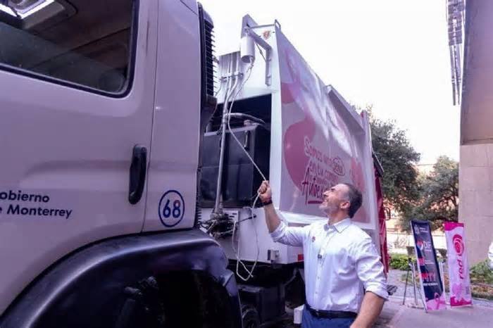 Monterrey pone en marcha campaña contra el cáncer de mama con camiones recolectores rosas