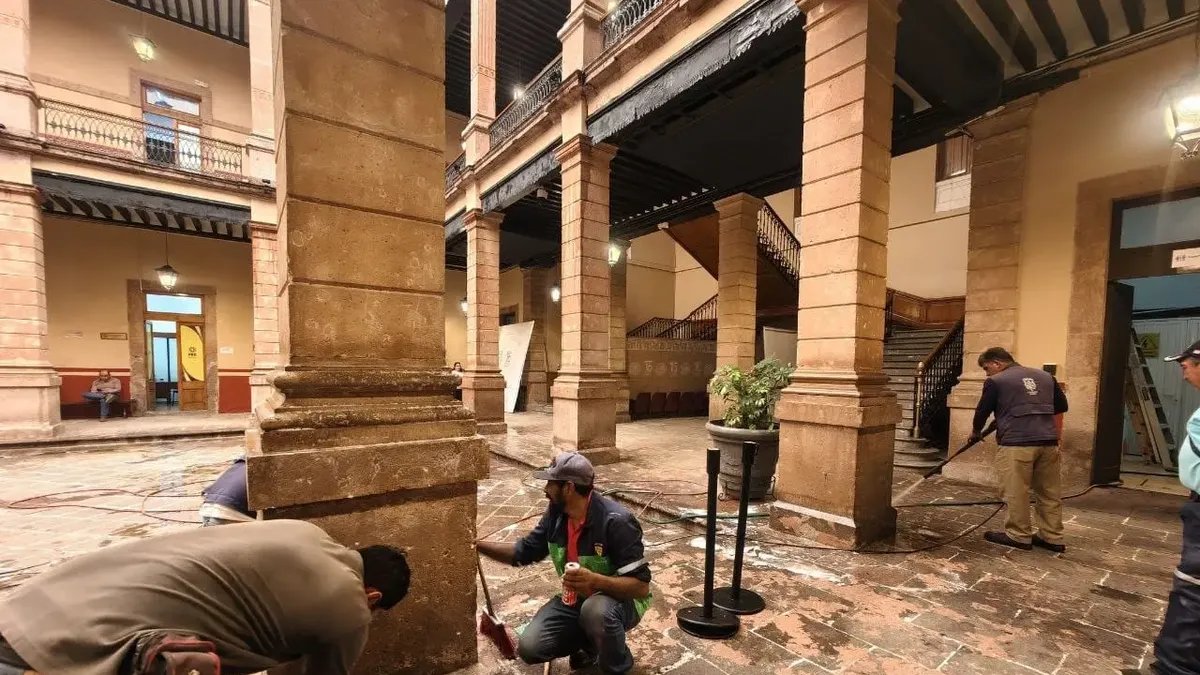 Limpian cantera del Palacio Municipal y del Congreso en Morelia