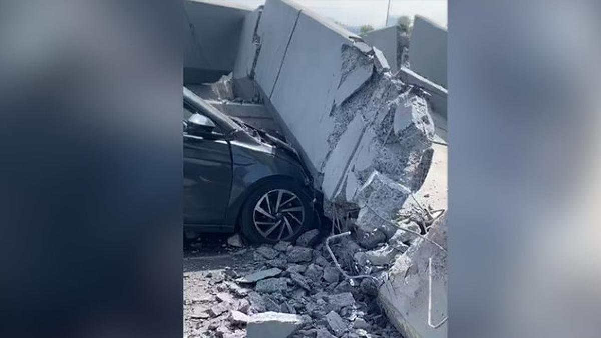 Colapsa puente peatonal y cae sobre auto en avenida de Monterrey, Nuevo León