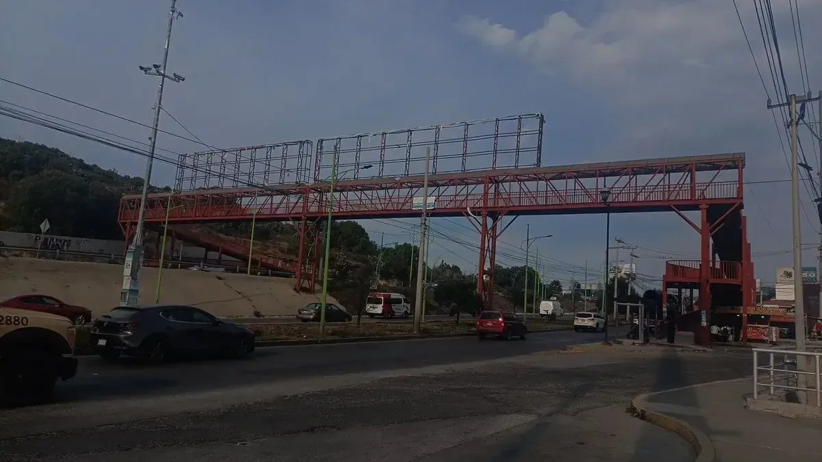 Cuatro propietarios de anuncios en Pachuca se amparan contra retiro