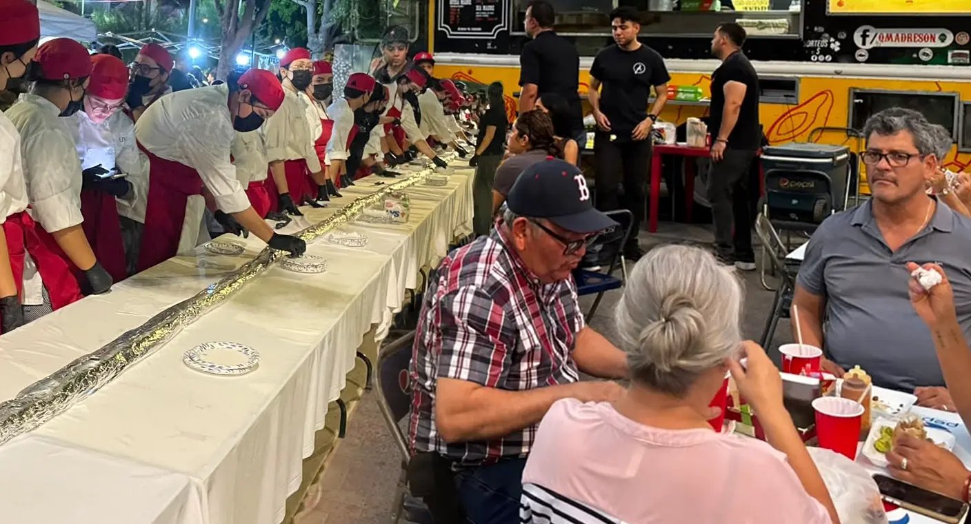 Con burro de 17 metros, alumnos de UVM rompen récord del “perche” más grande de Hermosillo en el Perche Fest 2026