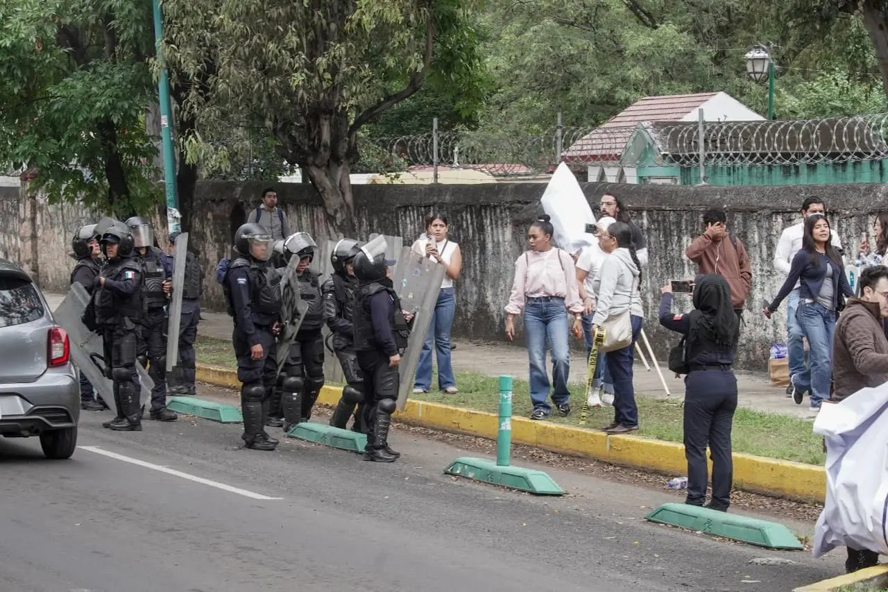 Exigen profesores interinos de Derecho equidad en la asignación de materias tras desalojo en Morelia