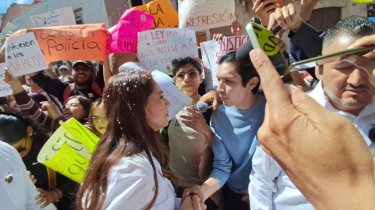 Alumnos de la UG irrumpen en desfile en Guanajuato y exigen justicia por presunto abuso policial
