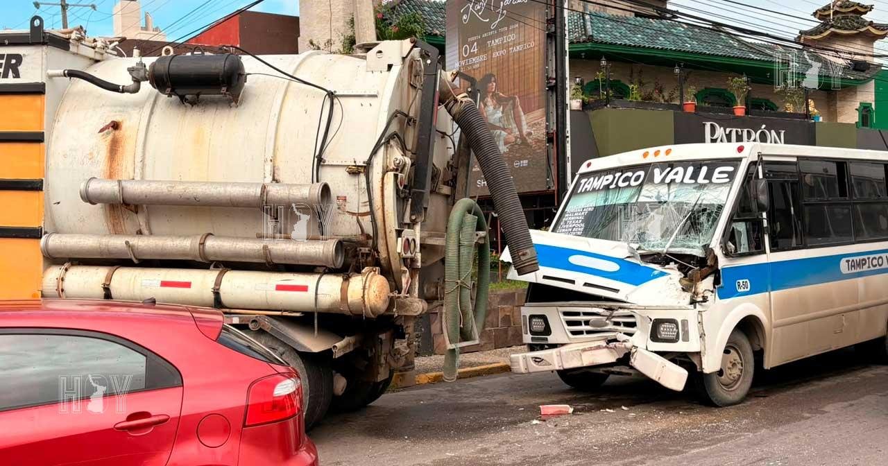 Microbús choca contra camión vactor en Tampico; una pasajera lesionada