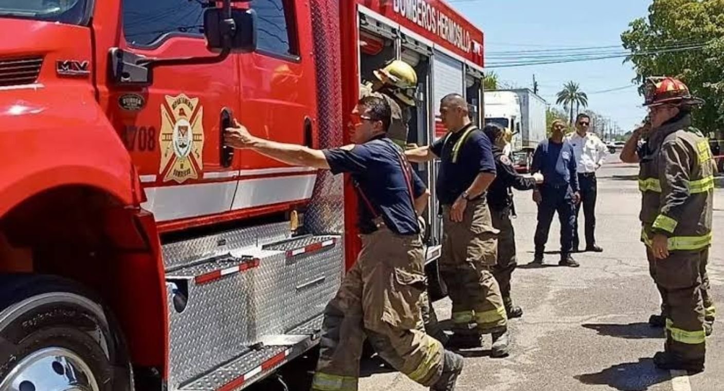 Adulto mayor cae al bajar de un camión urbano en el Centro de Hermosillo; Bomberos lo auxilian
