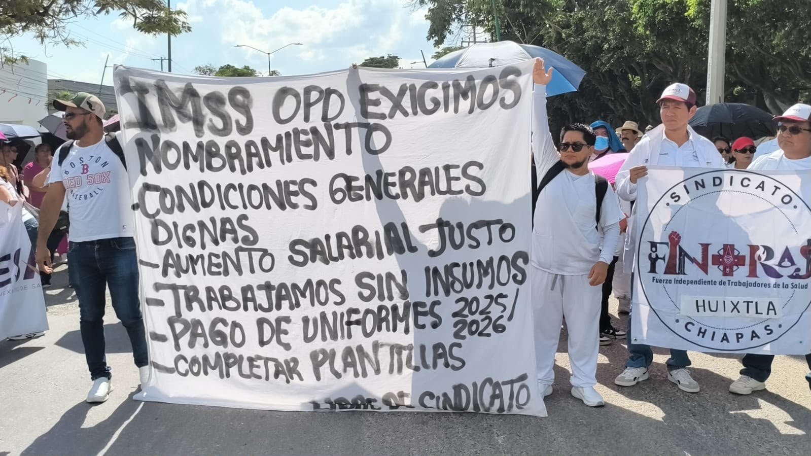 Trabajadores del IMSS-Bienestar bloquean vialidad en Tuxtla Gutiérrez