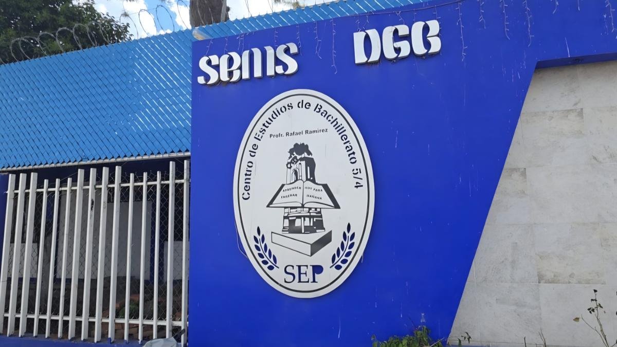 Evacúan bachillerato en Pachuca por reporte de estudiante armado