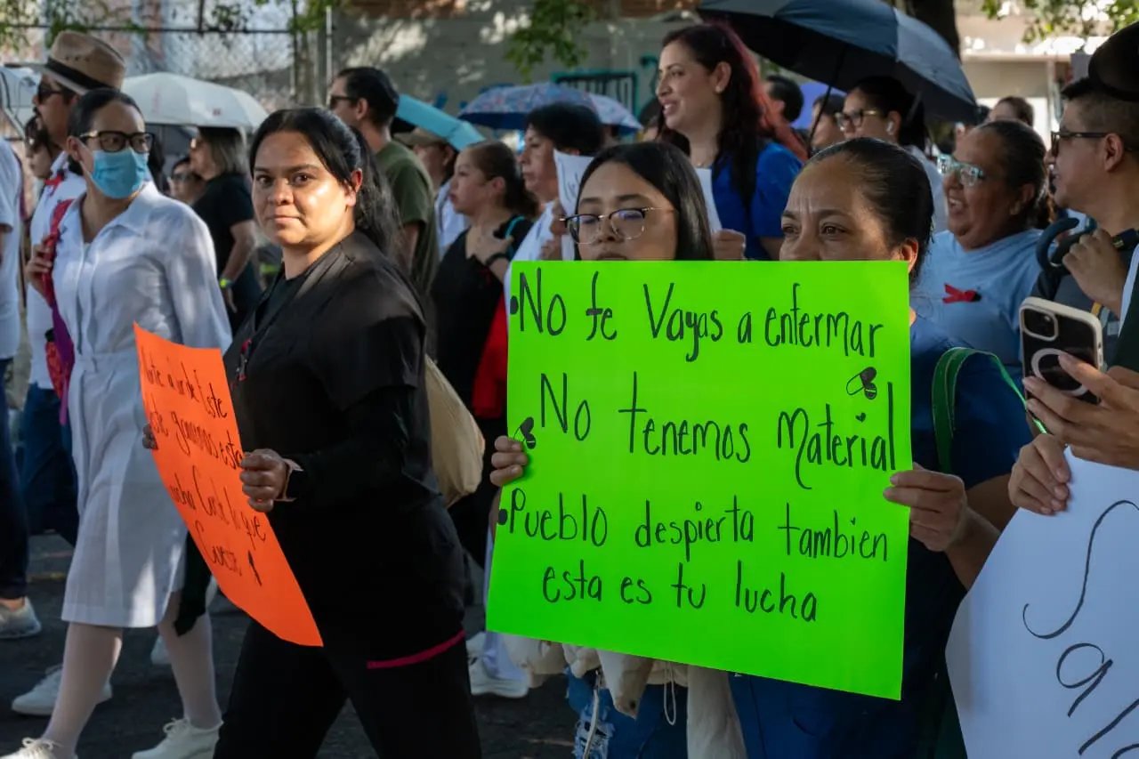 Marchan trabajadores del IMSS por la calzada Ventura Puente en Morelia