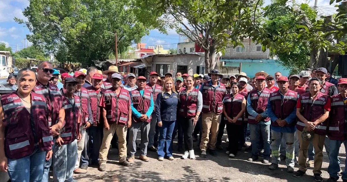 Tepic entrega chalecos a Obras Públicas y construye baños dignos