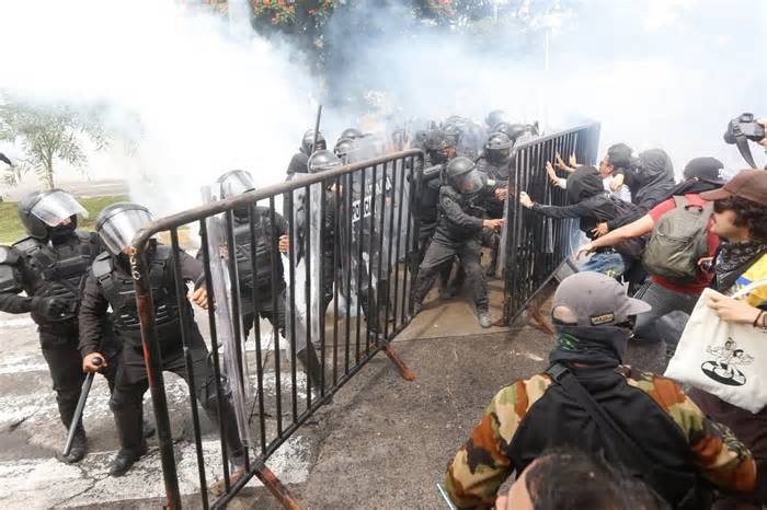 Liberan a 12 de los 39 detenidos tras represión a marcha por agua limpia en Guadalajara, Jalisco
