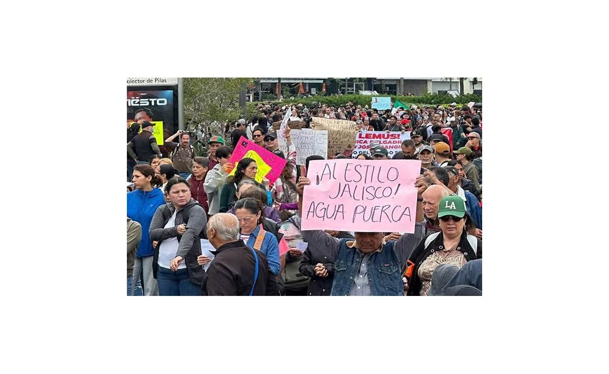 Queremos agua limpia: marchan en Guadalajara por agua contaminada; manifestación llega a Casa Jalisco