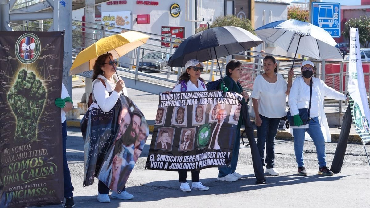 Trabajadores del IMSS y estudiantes bloquean vialidades en Saltillo para exigir mejoras