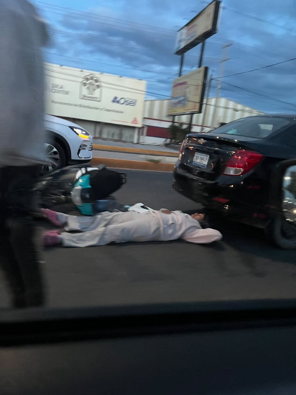 Accidente en avenida tecnológico antes del puente de la autopista