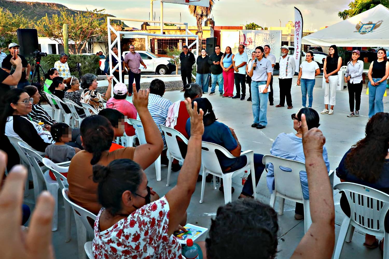 Ayuntamiento de La Paz lleva servicios y mejoras urbanas a familias de la colonia Península Sur