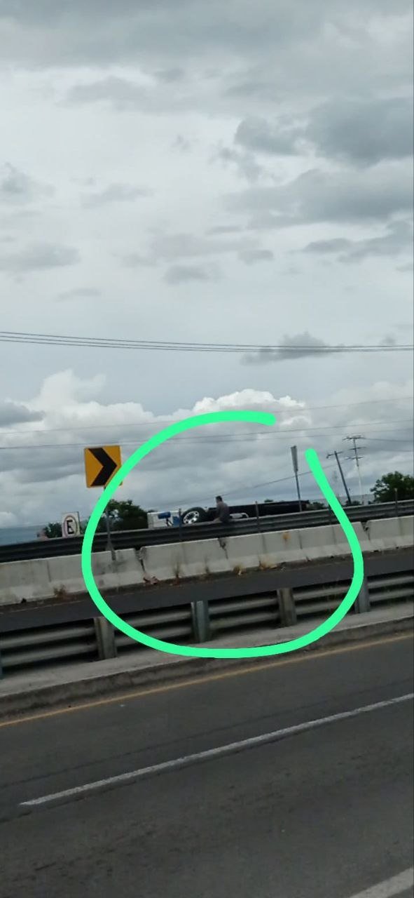 Camión volteado justo a la salida de apaseo por la libre en la igriega, via cerrada totalmente