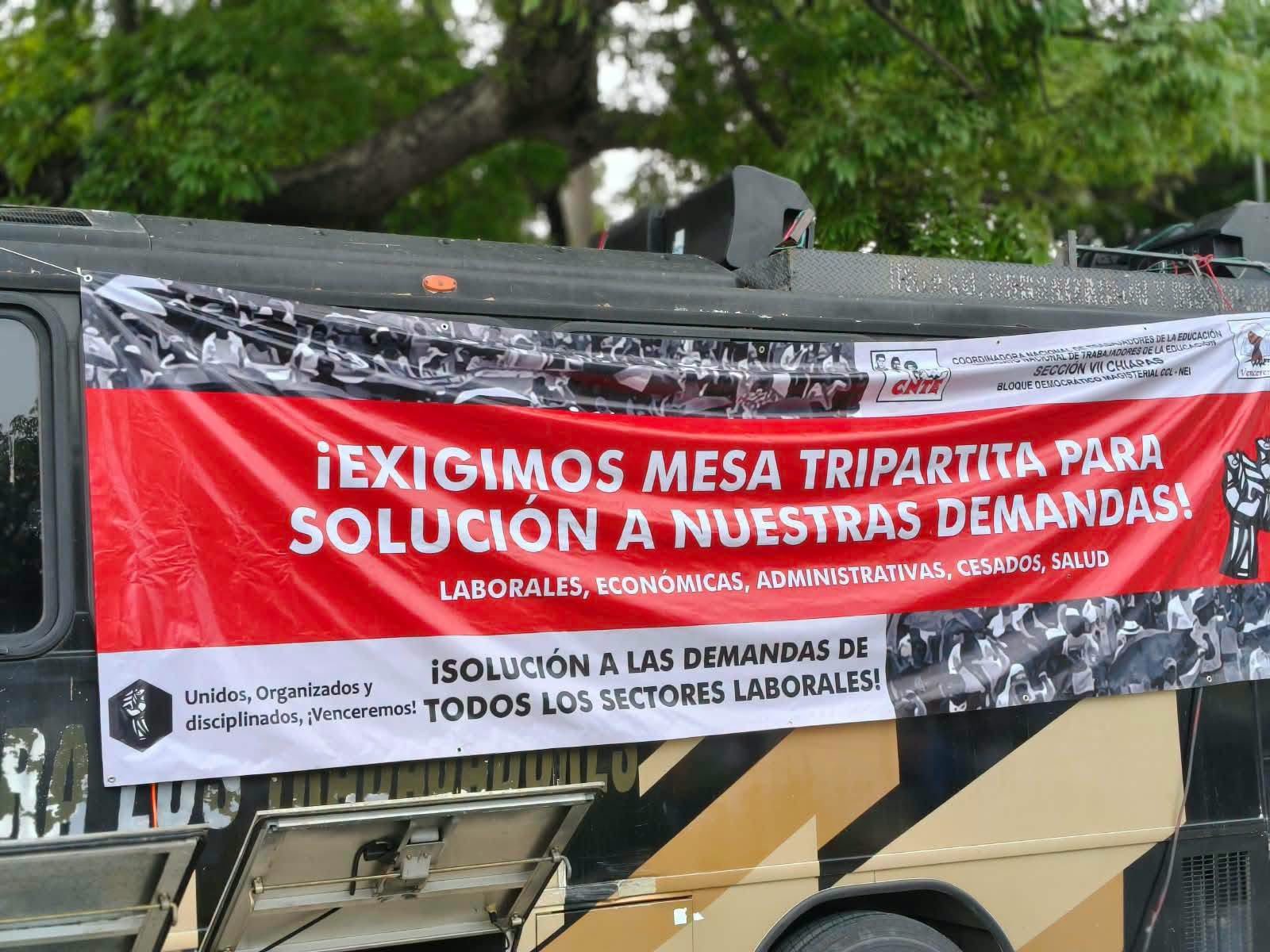 Maestros bloquean 2 accesos a Tuxtla Gutiérrez; exigen mesa tripartita