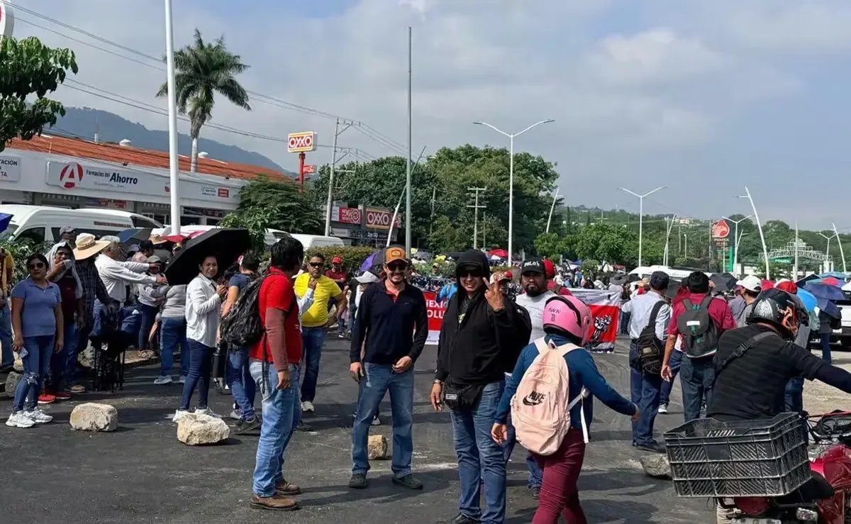 Maestros de la CNTE bloquean accesos a Tuxtla Gutiérrez en protesta