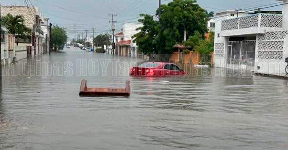Calles inundadas y vehículos varados en Tampico y Ciudad Madero