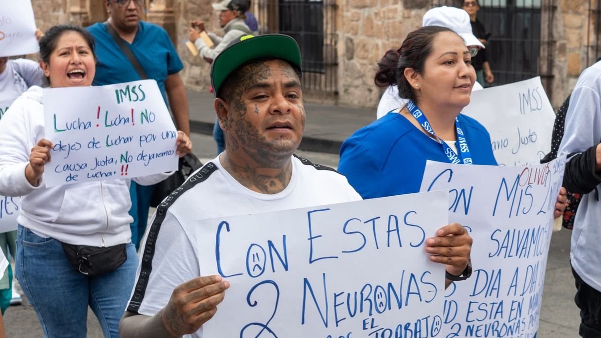 Trabajadores del IMSS marchan en Morelia por mejora salarial e insumos
