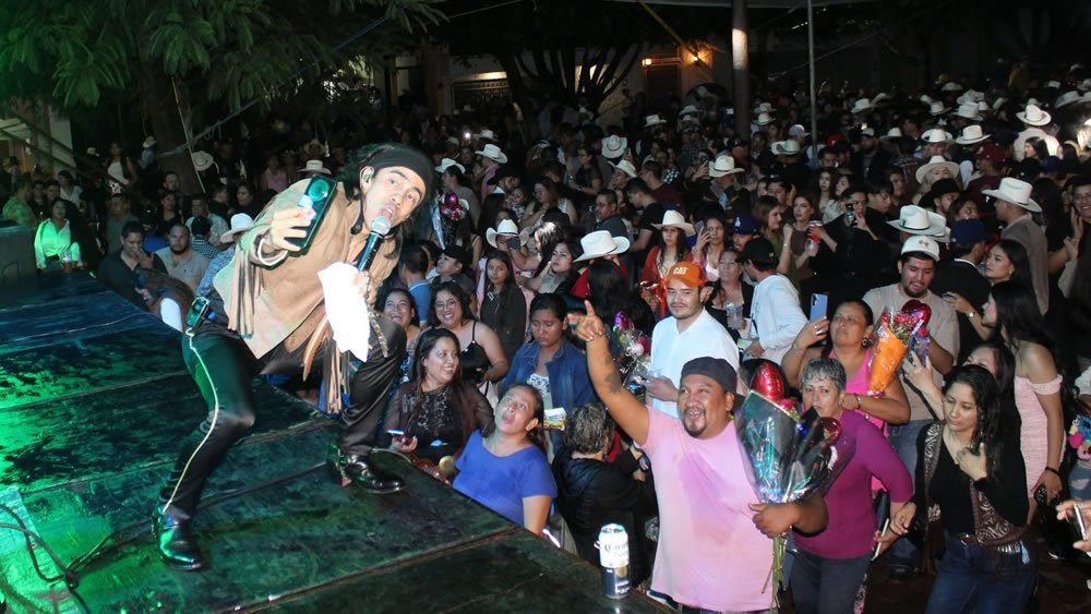 El Pájaro Ortiz cierra festejo de aniversario en Pueblo Nuevo