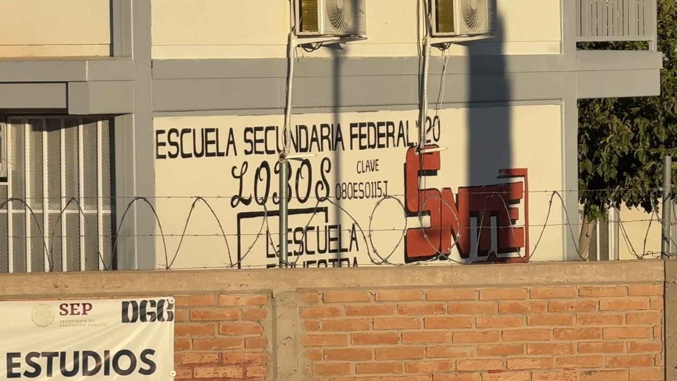 Dejan Corona Fúnebre Dentro de Escuela Secundaria No. 20 en Ciudad Juárez