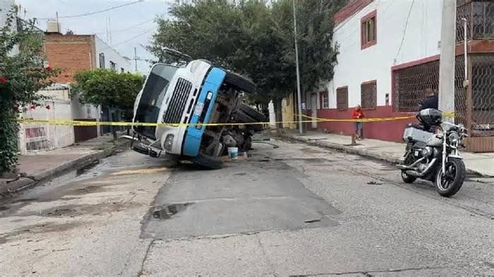 Pipa con 20 mil litros de agua cae en socavón y complica reparto de agua limpia en Guadalajara