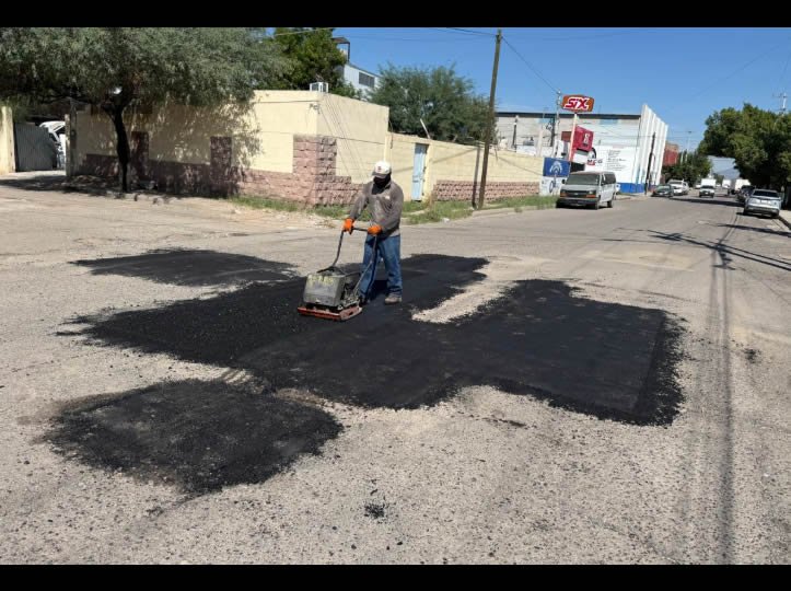 Ayuntamiento de Hermosillo ejecuta trabajos de bacheo en vialidades de alta circulación
