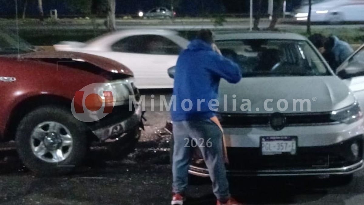 Auto termina en excavación del Morebús tras volcar en Morelia