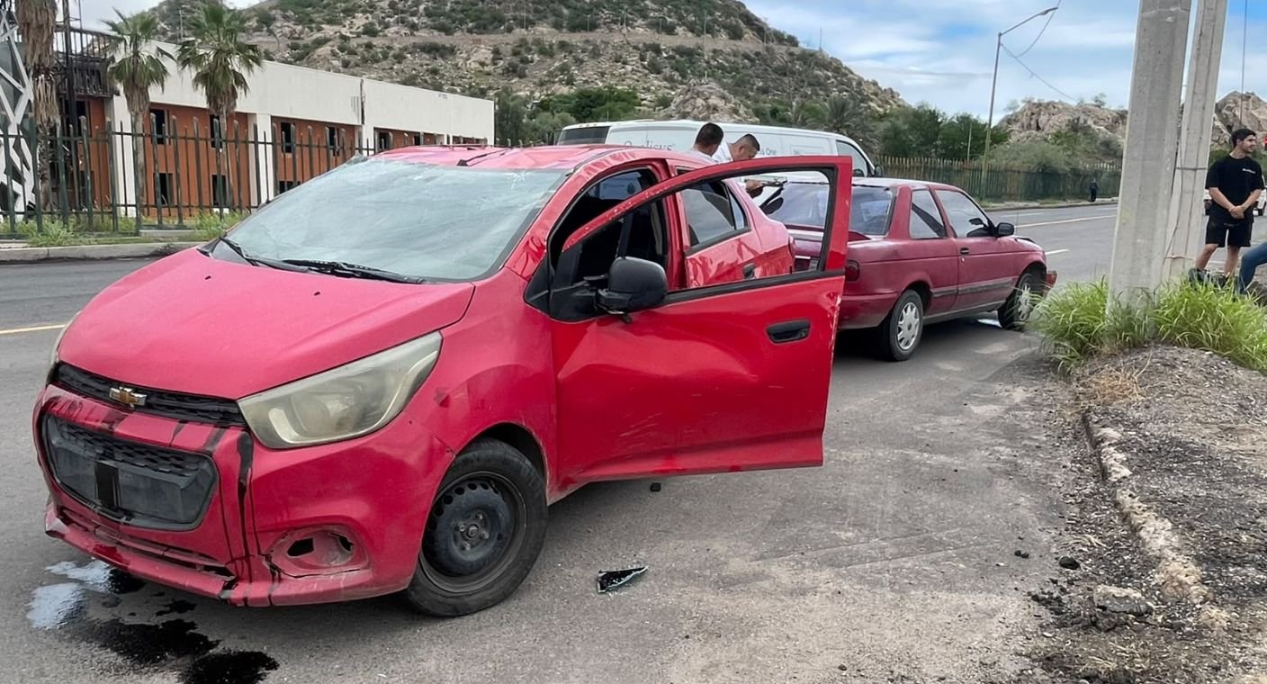 Dos choques dejan daños materiales en Hermosillo; uno de ellos terminó en volcadura