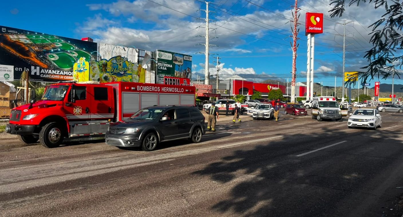 Choque entre camión de Bomberos y camioneta en Hermosillo deja daños materiales