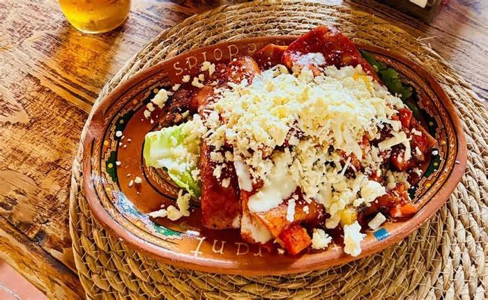 Aprende a cocinar enchiladas mineras; la experiencia que debes vivir en Guanajuato capital